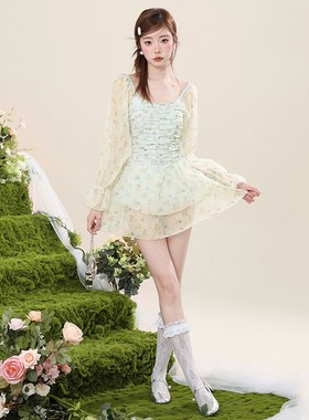 连体泳衣女夏2024o新款保守高级感度假显瘦遮肚长袖平角裙式游泳