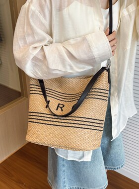 小众设计包包女式2025r新款超火编织沙滩草编包百搭单肩斜挎水桶