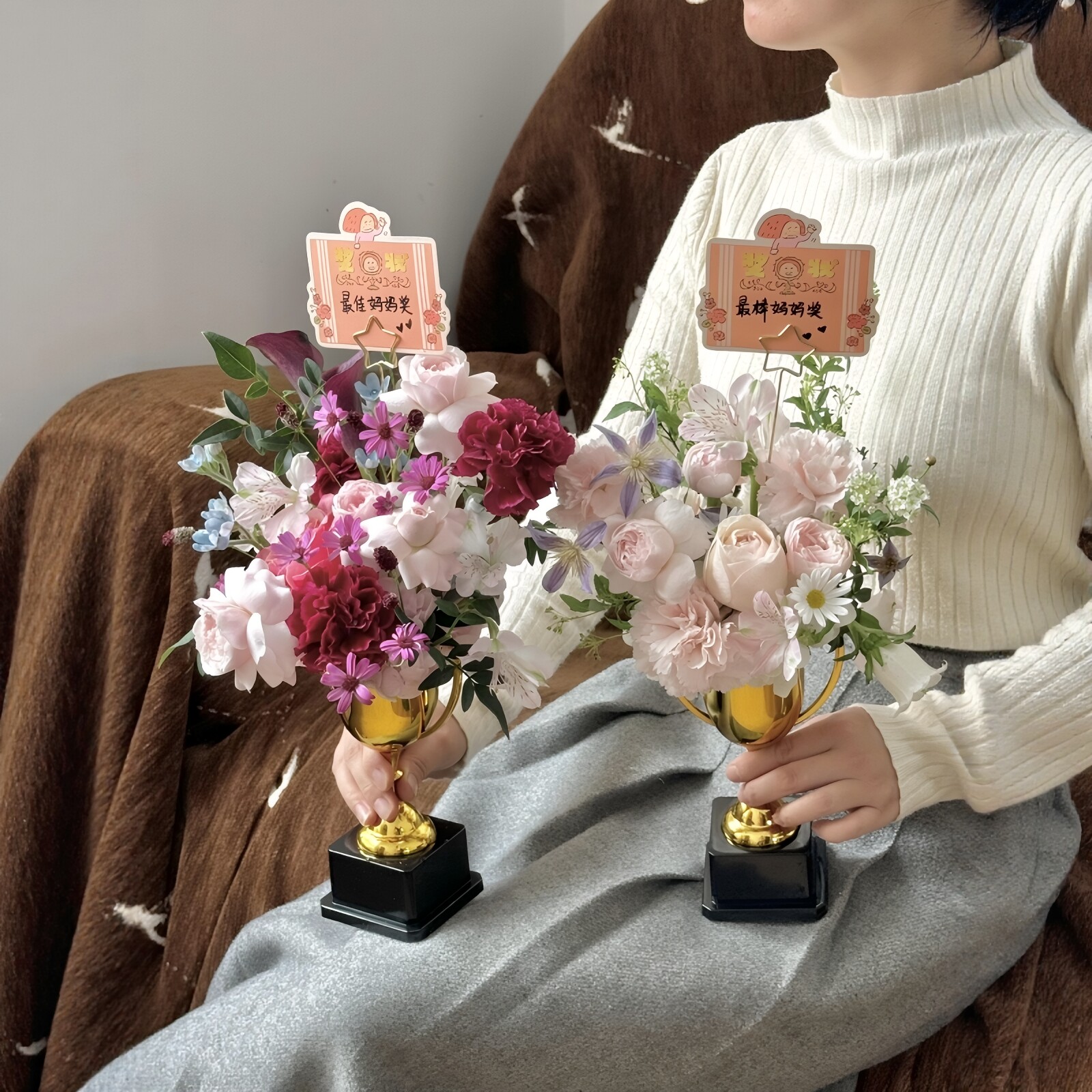 妈妈奖金色插花桶花束包装图片