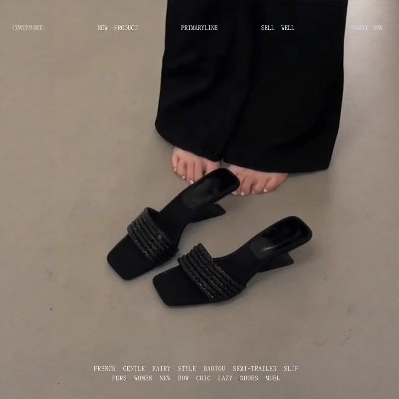 法式绝美水钻凉拖鞋女2025夏季方D头一字带坡跟凉鞋黑色露趾高跟