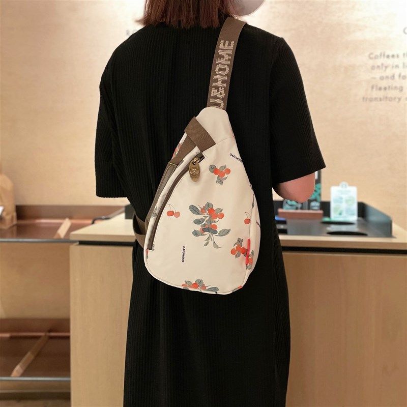 夏季超火休闲包包女2025新款轻便百搭女士胸前斜挎包高级轻便胸包