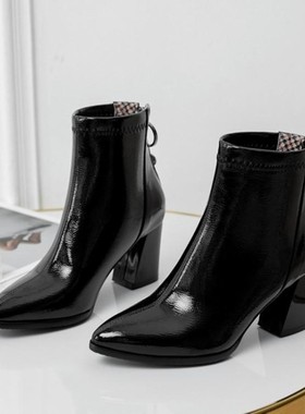 漆皮短靴女粗跟后拉链短筒加绒尖头高跟马丁靴女20W20新款秋冬