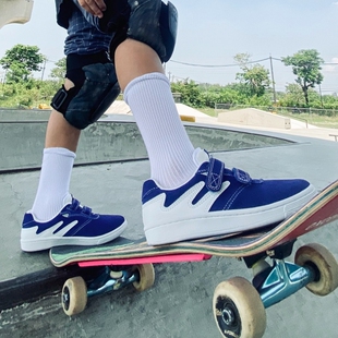 极路客蚁系列蓝白魔术贴青少年训练板鞋耐磨减震专业儿童滑板鞋