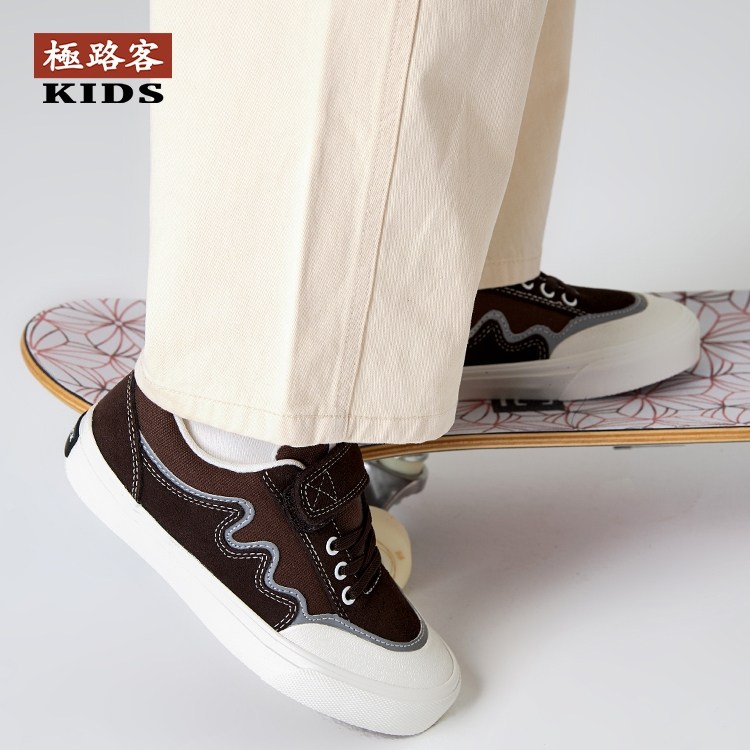 极路客新款火翼童鞋儿童滑板鞋男女童棕色休闲运动鞋耐磨防滑透气