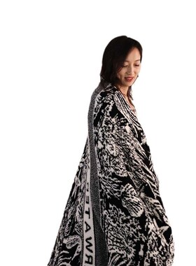 2024新款半边绒提花立体多功能毯130x160cm 维特黑色午睡针织毯