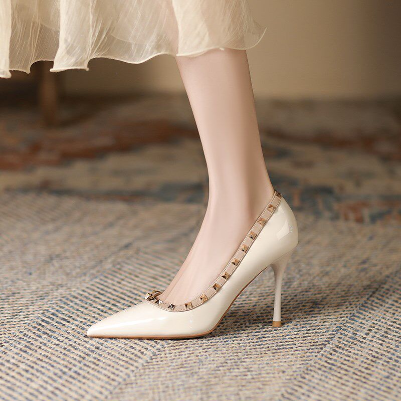 铆钉高跟鞋女2024年夏新款不累脚高级感漆皮尖头细跟气质侧空单鞋