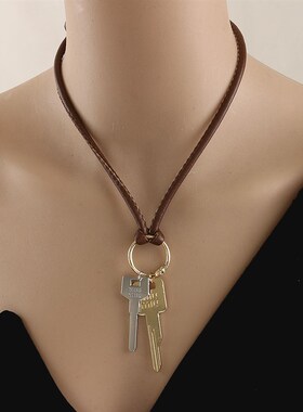 张悦儿同款棕色皮绳缪M钥匙项链女2024新爆款吊坠毛衣链卫衣配饰