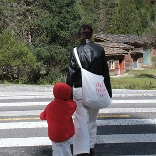 別來無恙 未来的样子有很多种呦!红色斜挎帆布包S 大容量单肩包粉