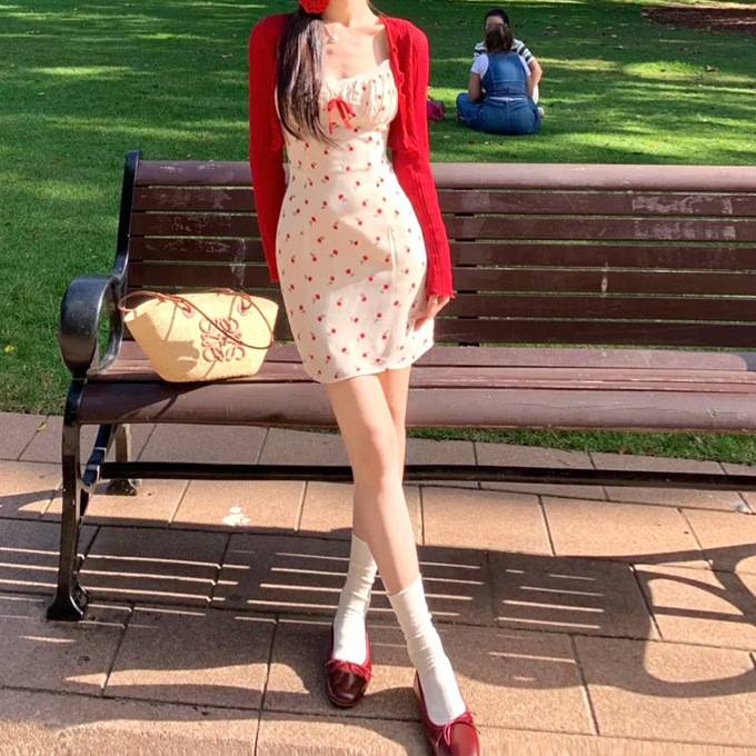 红色吊带碎花连衣裙子女装春季2025年新款小个子穿搭包臀短裙套装