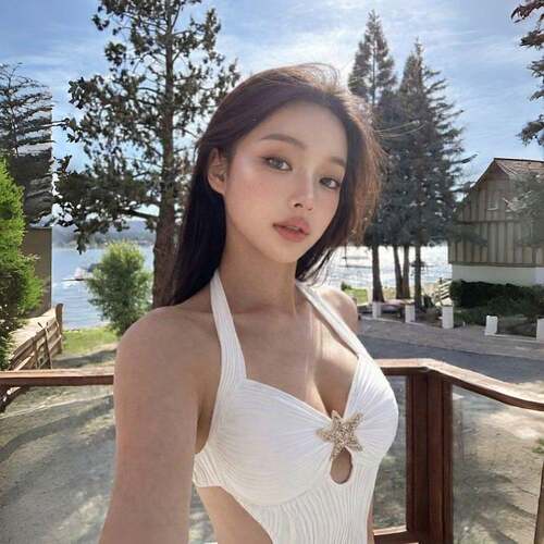 2026新款泳衣女连体高级感白色度假性感游泳衣绝美温泉泰式纯欲