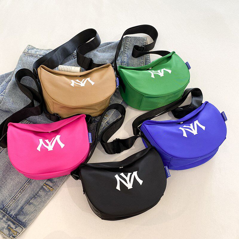 儿童轻便大容量斜挎包男童户外出游旅行背包韩版女孩字母单肩包潮