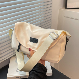 轻便尼龙帆布包包女秋冬2022新款 休闲通勤百搭单肩小众斜挎包 时尚