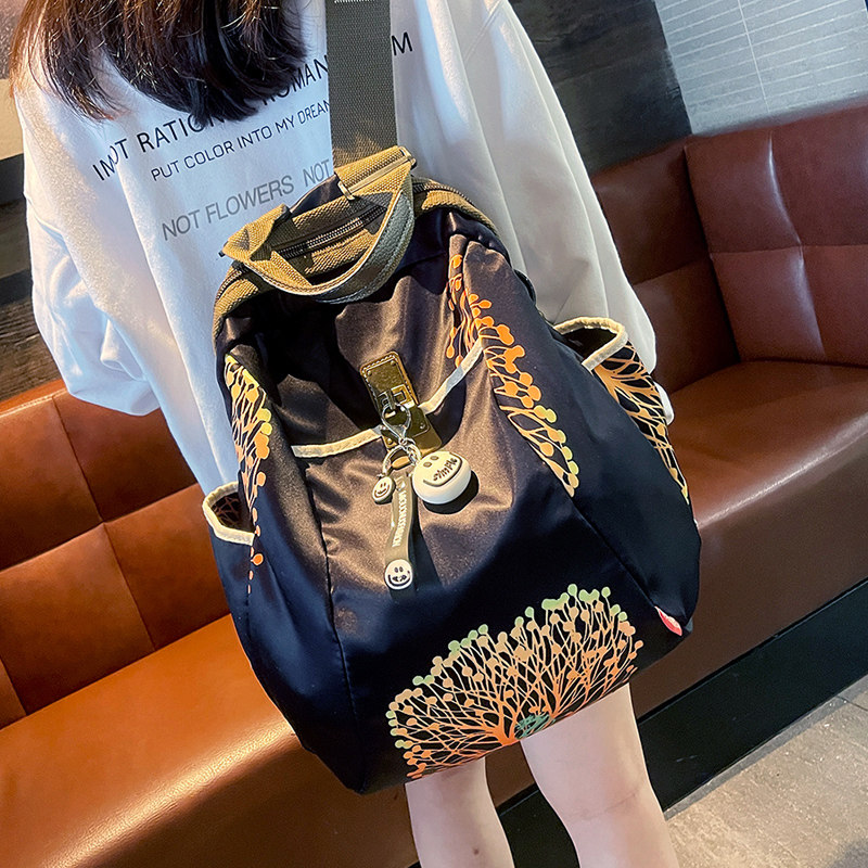 高级感大容量时尚背包女2025新款双肩休闲轻便防水旅游女士旅行包