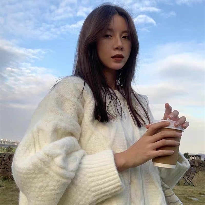 白色毛衣女秋冬季2023新款圆领宽松外穿慵懒风麻花针织套头上衣厚