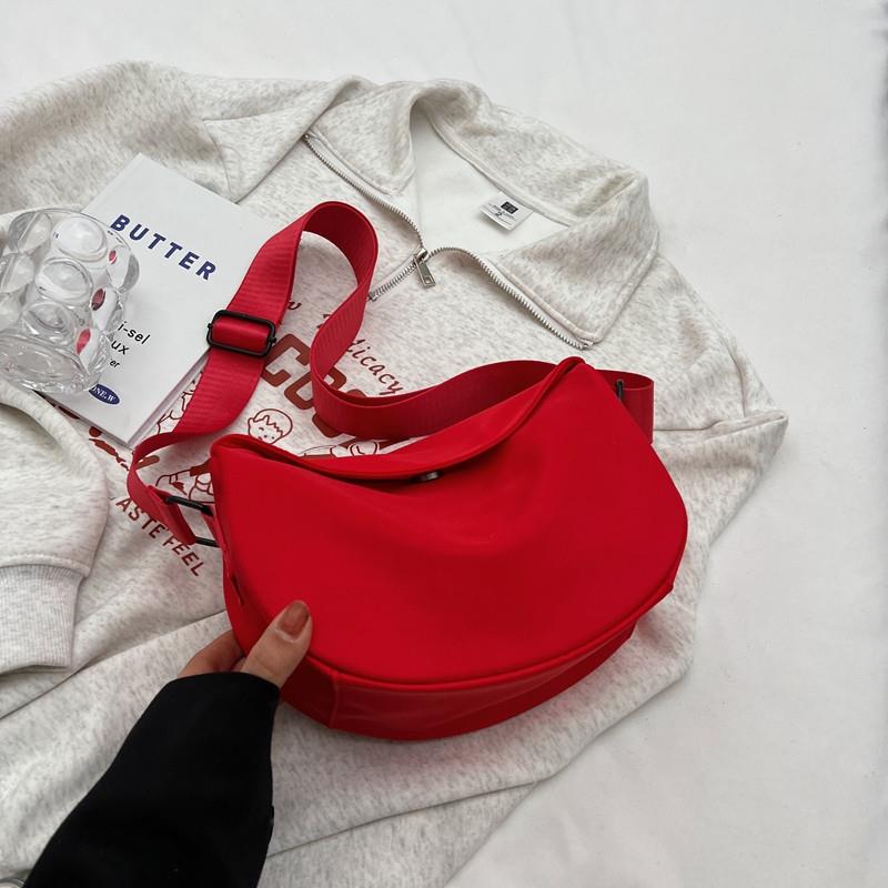 新品红色包包女2025春夏新款休闲百搭尼龙布斜挎包流行爆款单肩饺
