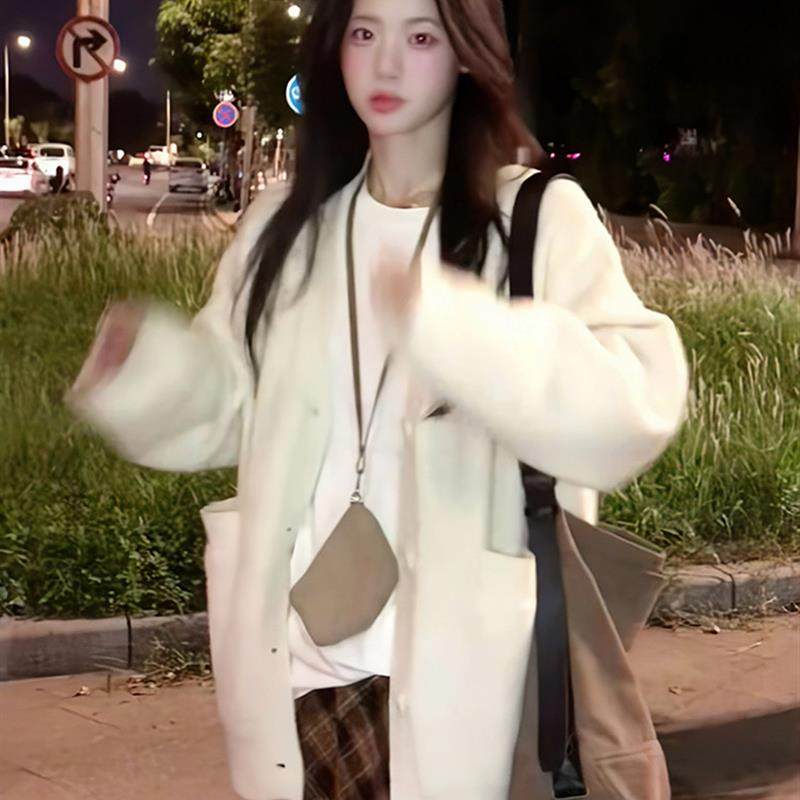 新品软糯米白色v领针织开衫女秋冬宽松慵懒风气质外搭加厚毛衣外