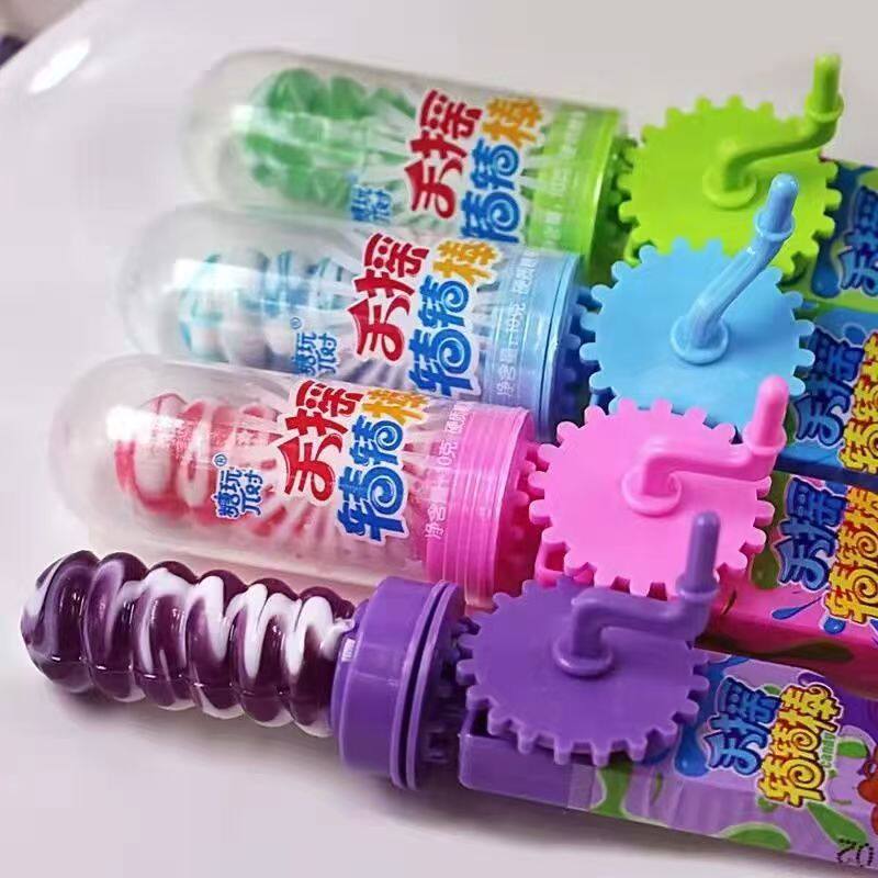 儿童创意趣味好吃好玩的单头手摇旋转棒棒糖整箱批发小孩趣味零食