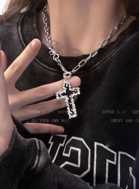 复古锡纸十字架吊坠项链女ins嘻哈甜酷秋冬毛衣链小众设计感配饰