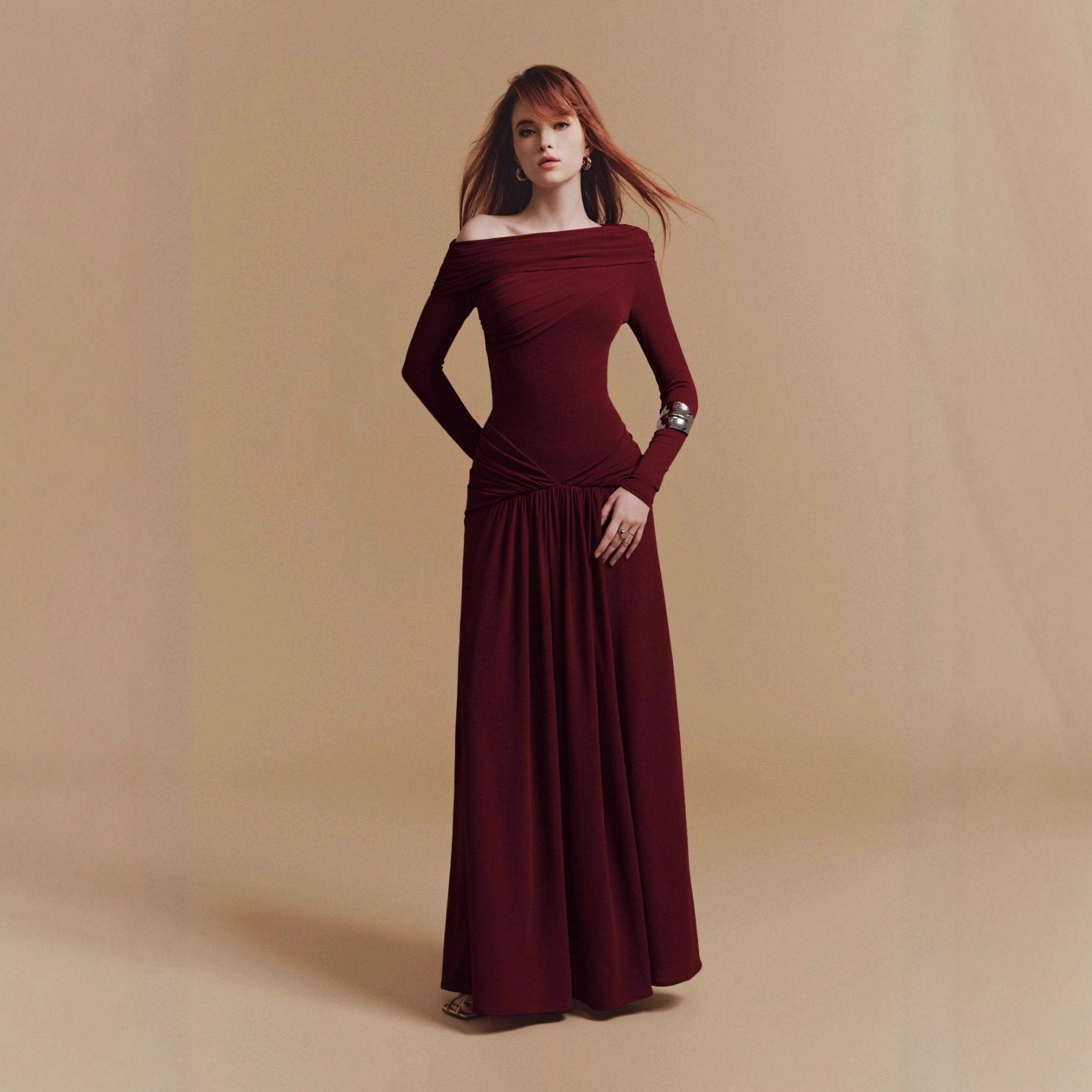 现货小众设计酒红色针织斜肩抹胸连衣裙秋冬新款长款褶皱礼服