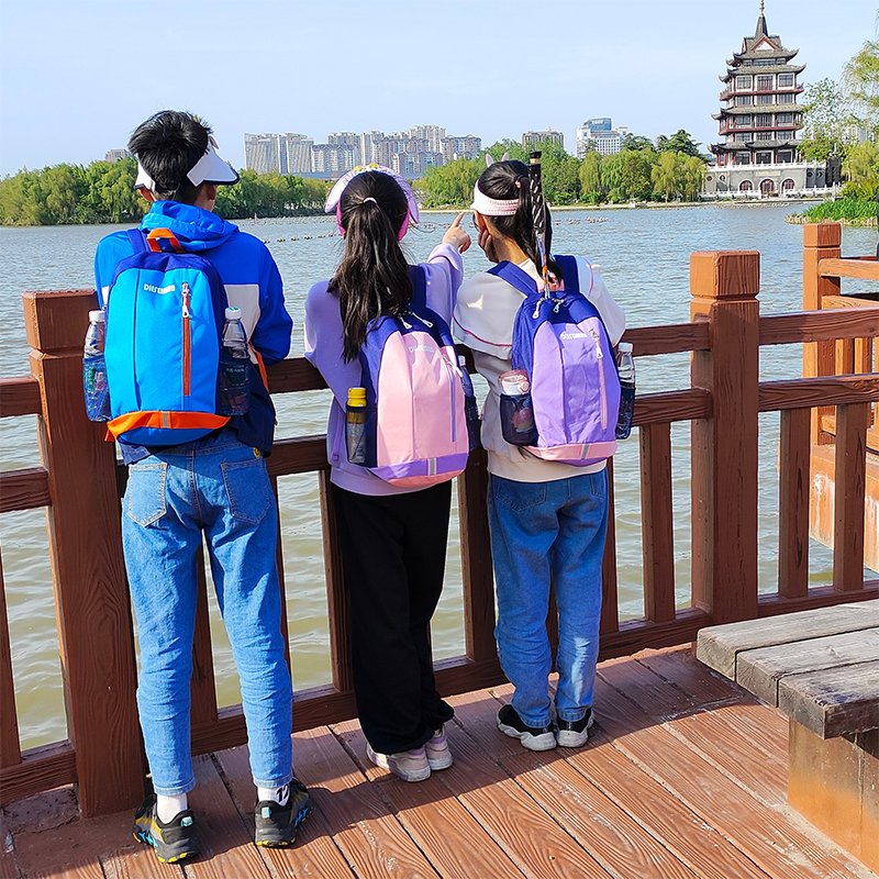 户外儿童双肩包h女新款休闲轻便登山包大容量运动春游小学生书包