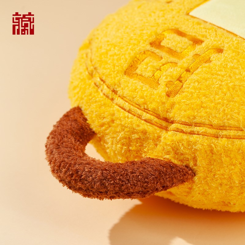 广东省博物馆招财进宝毛绒抱枕办公室午休创意沙发靠枕新年礼物