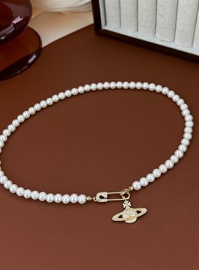 星球回纹针吊坠珍珠项炼女小众设计感锁骨炼2025新款爆款轻奢颈炼