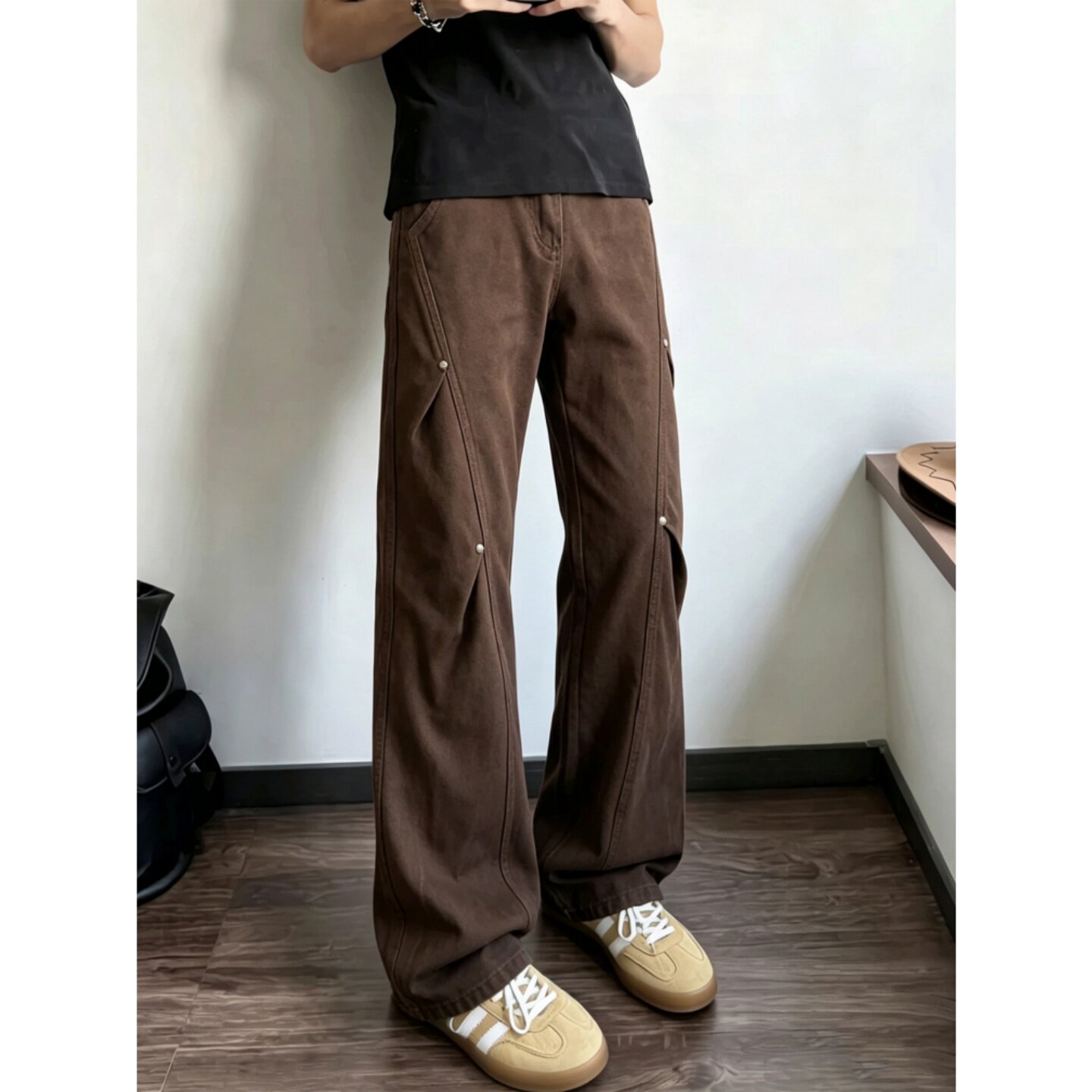 咖啡色铆钉斜切纯棉男牛仔裤图片