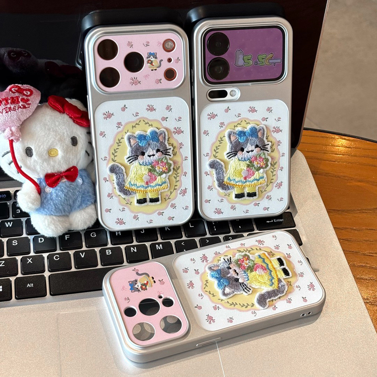 可爱碎花猫咪刺绣适用苹果17pro手机壳iPhone18max小米15华为mate80pura70K90nova14reno13荣耀500x200magic8