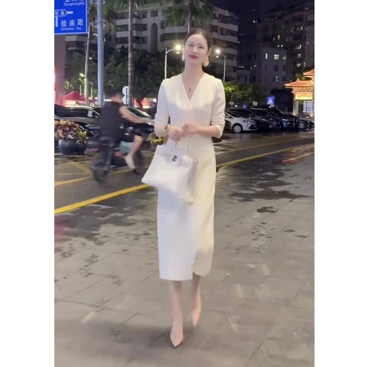 新品V领收腰气质款连衣裙女冬季新款时尚韩版洋气显瘦网红同款长