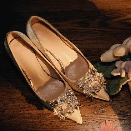 新品绸缎婚鞋女秀禾主婚纱两穿新娘鞋水钻尖头高跟鞋礼服单鞋高级