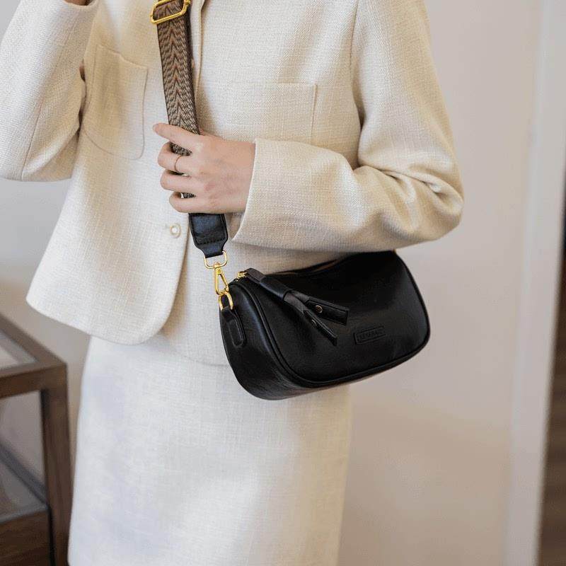 新品今年流行波士顿包包秋冬复古新款宽带斜挎包女百搭小包枕头包