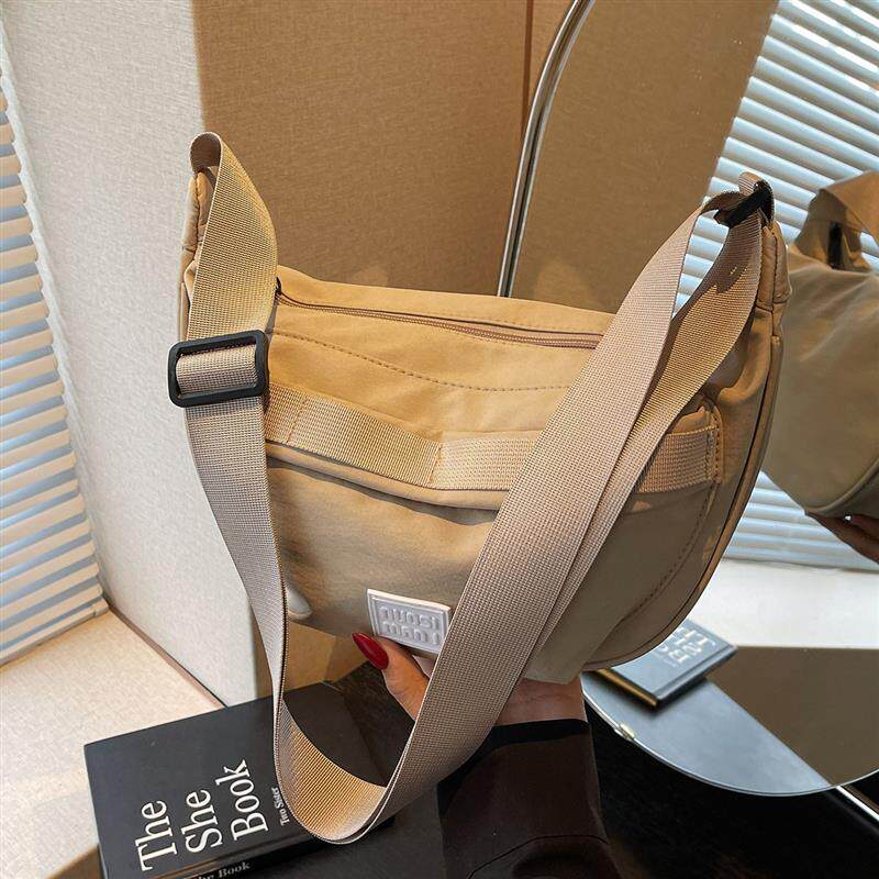 新品韩版简约百搭日常休闲通勤包包女2025夏季新款时尚斜挎帆布饺