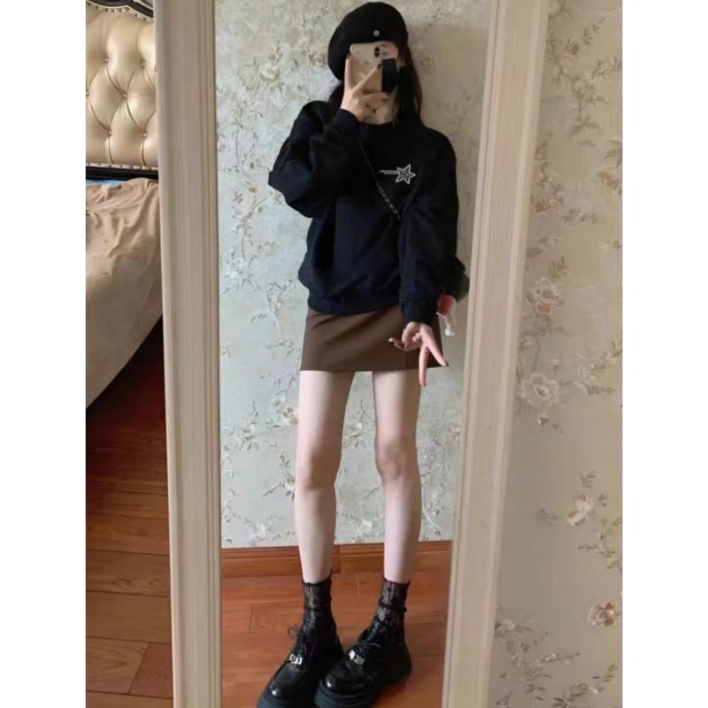 新品巨好看的黑色短款圆领