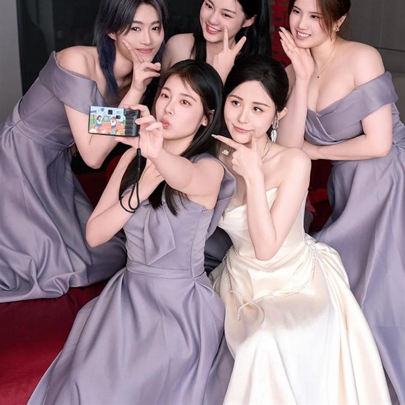 2024新款紫色缎面小众伴娘服姐妹团轻奢表演年会晚礼服裙秋冬季