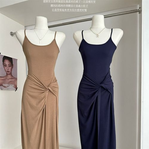 法式气质设计扭结吊带连衣裙女2025新款修身显瘦夏日绝美小裙子