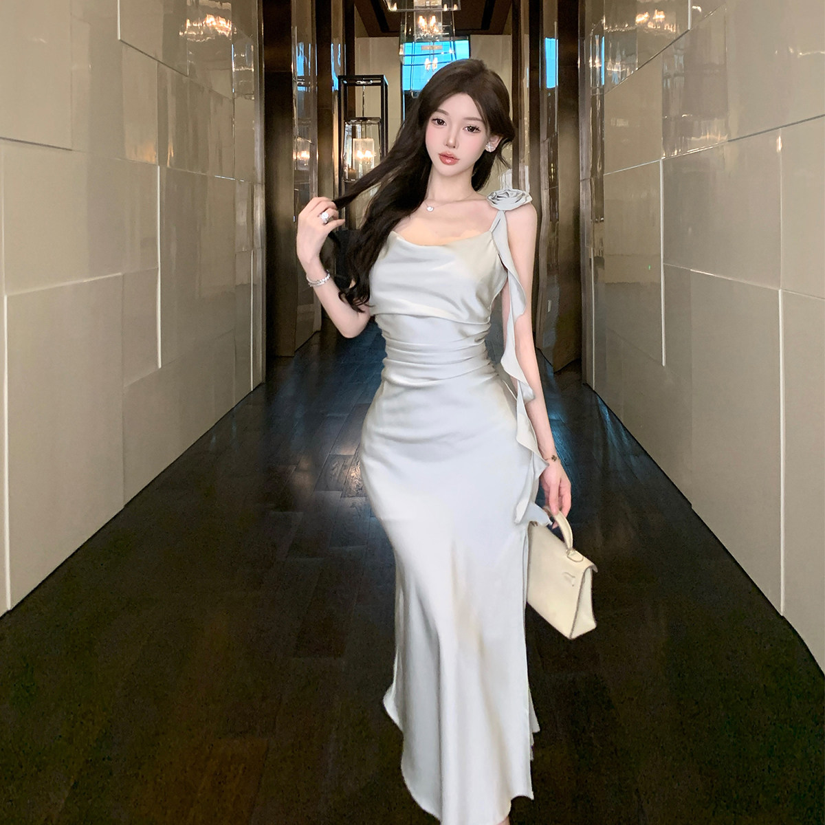 法式醋酸缎面吊带连衣裙女高级感花朵裙子气质收腰鱼尾包臀礼服裙
