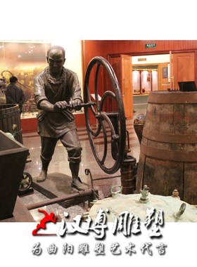 仿铜玻璃钢靠在啤酒桶旁边喝酒男生雕塑人物户外花园园林景观定制