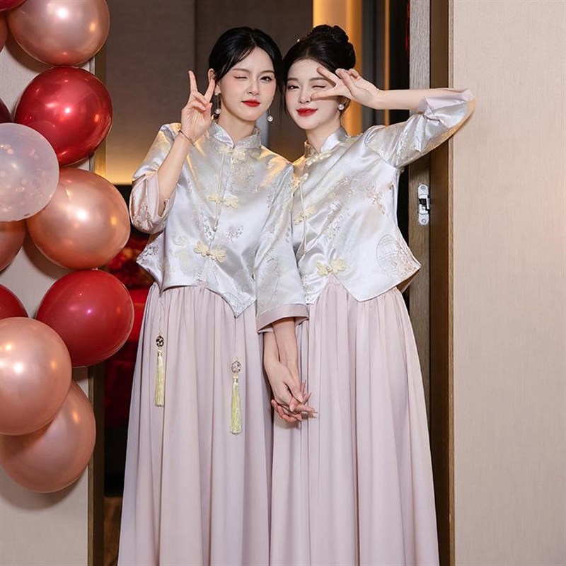 新中式伴娘服新款缎面春秋款姐妹团礼服日常可穿长袖立领高级国风