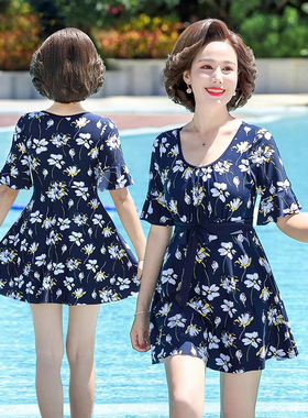 妈妈中老年泳衣女士泡温泉20x24新款保守遮肚显瘦分体大码游泳装