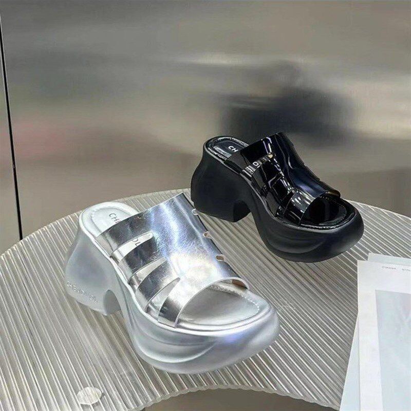 简约厚底一字拖女k2025夏季新款漆皮外穿8cm防水台坡跟增高凉拖鞋