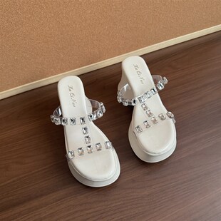 9cm坡跟水钻透明带凉拖鞋仙女鞋子外穿2025新款夏季X增高厚底凉鞋