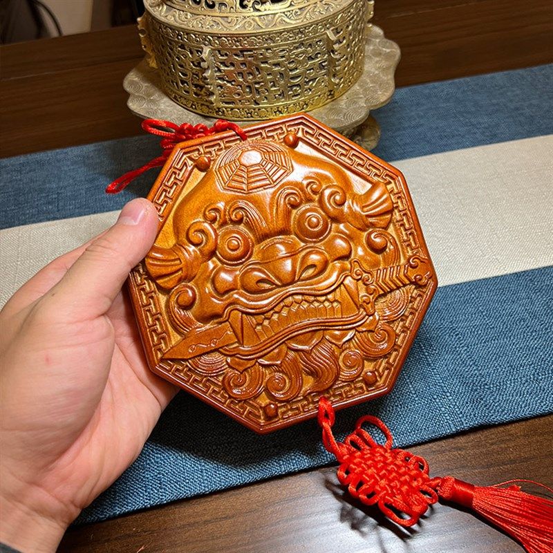 青蚨黄眉庵桃A木狮头咬剑挂摆件