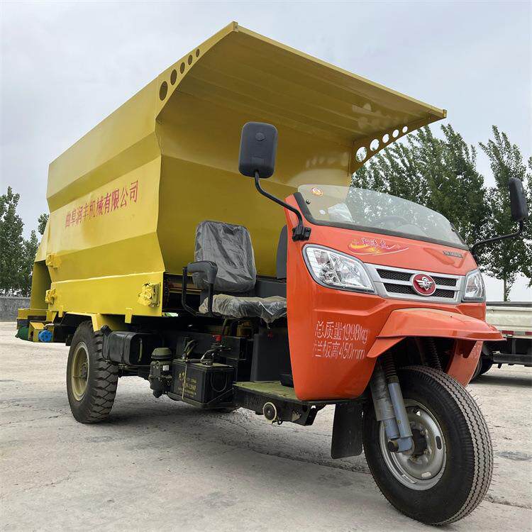养殖场三轮饲料撒料车牛羊青储草料投草机柴油自走式五方喂料车