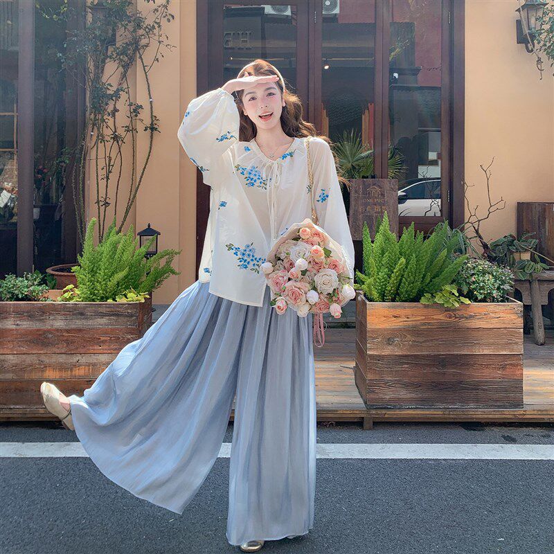 浅蓝色度假风巨好看套装女夏季2026新款重工刺绣衬衫阔Y腿裤两件