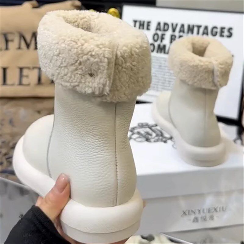 欧货皮面2024冬季新款奶茶色马丁靴女平底网红两穿雪Y地靴加绒短