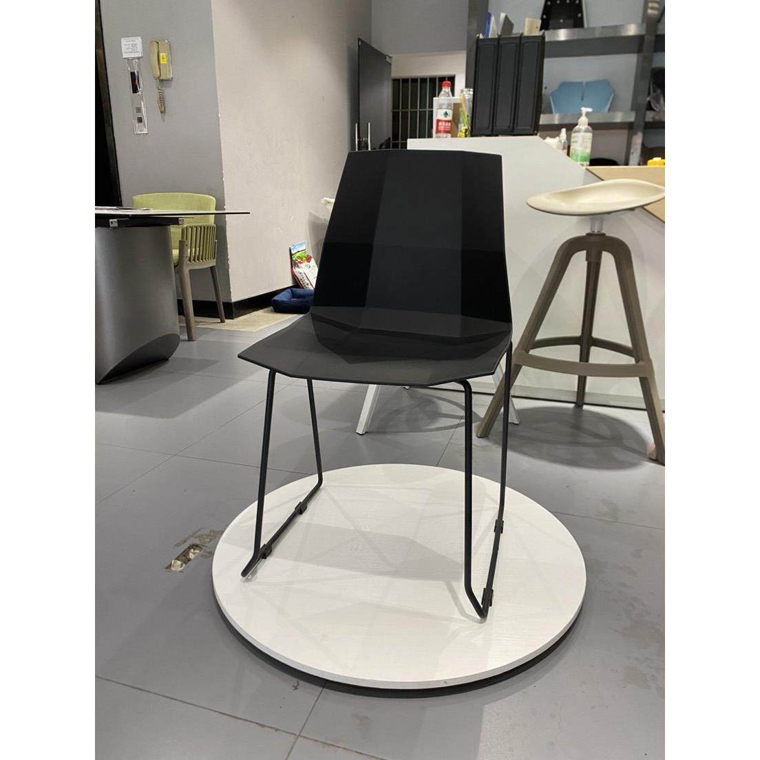 现代简约办公培训椅洽谈会客椅设计师休闲椅商用空间搭配塑料椅子