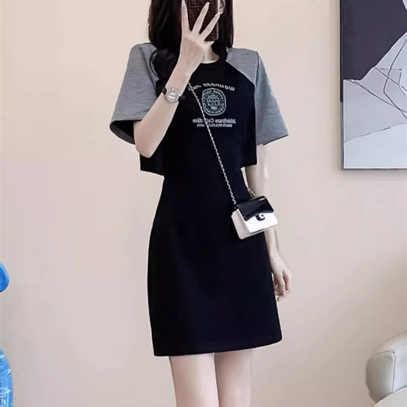 休闲连衣裙e女夏季显瘦气质小个子减龄露腰小众设计感运动风t恤裙