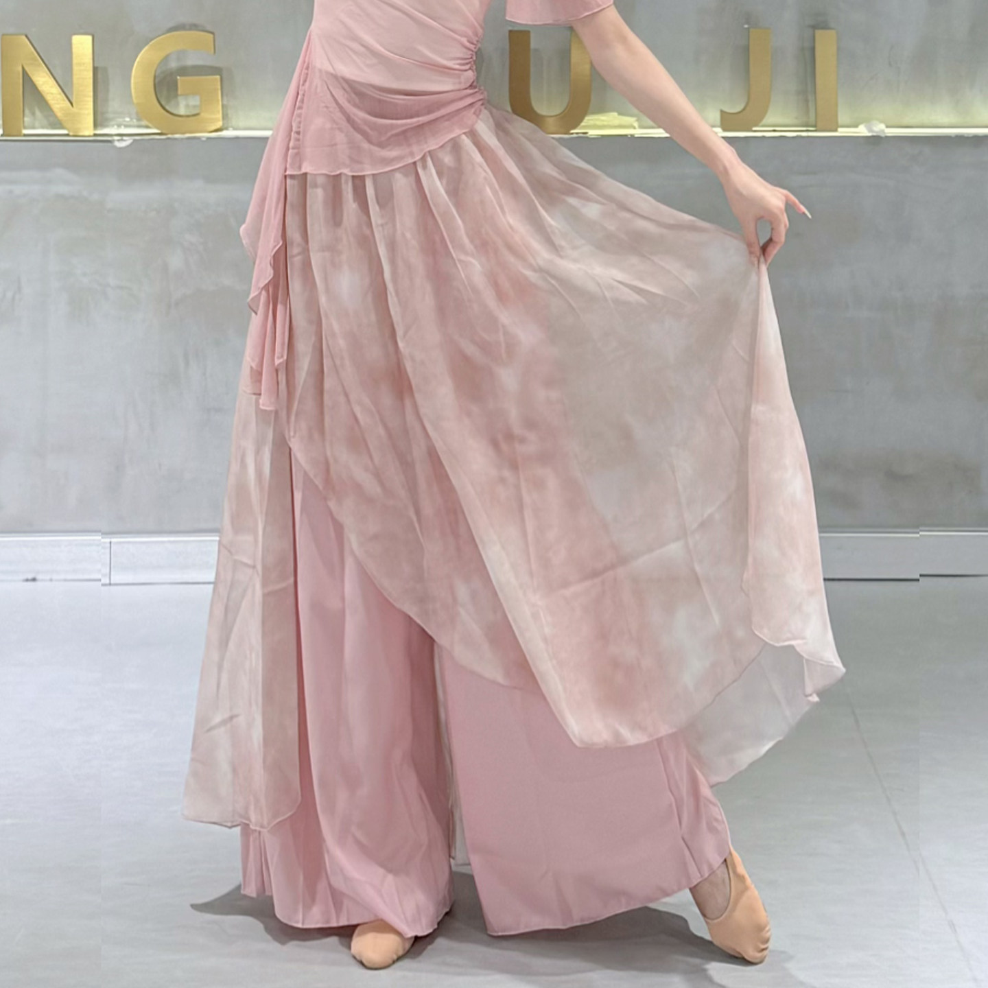 古典舞裤子演出服女飘逸2025新款仙气中国舞练功服裙裤舞蹈阔腿裤