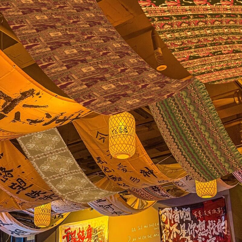 云南民谣酒吧墙面装饰民族风长条吊顶天幕挂布民宿特色墙布背景布