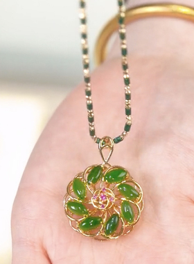 网红时尚绿色镶嵌项链女2023年新款高级感旋转幸运花吊坠挂件配饰